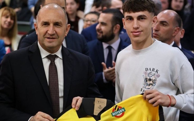 Подариха фланелка на Ботев Пд на Румен Радев