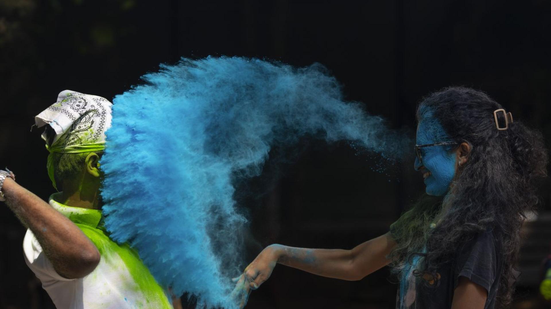 Милиони индийци празнуват Холи – фестивала на цветовете който символизира