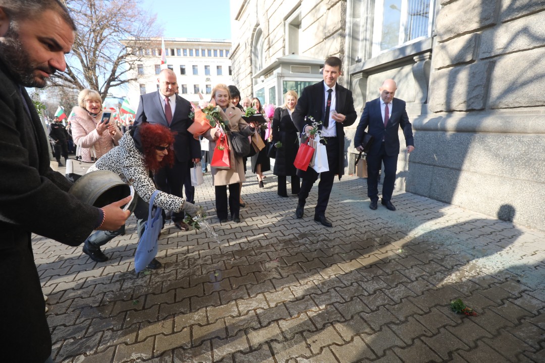 <p>Депутатите от новата парламентарна група &bdquo;Величие&rdquo; положиха клетва в Народното събрание. Те пристигнаха пред сградата на парламента малко преди 9.00 часа.</p>