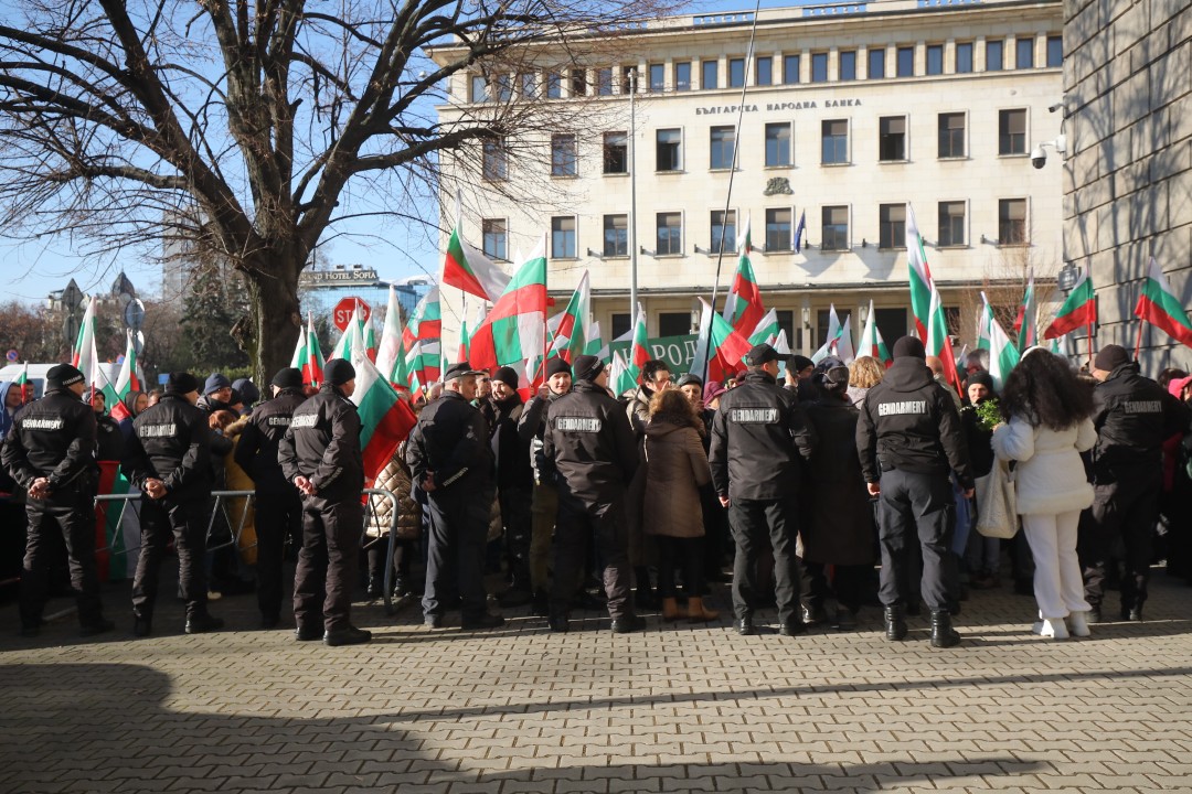 <p>Депутатите от новата парламентарна група &bdquo;Величие&rdquo; положиха клетва в Народното събрание. Те пристигнаха пред сградата на парламента малко преди 9.00 часа.</p>