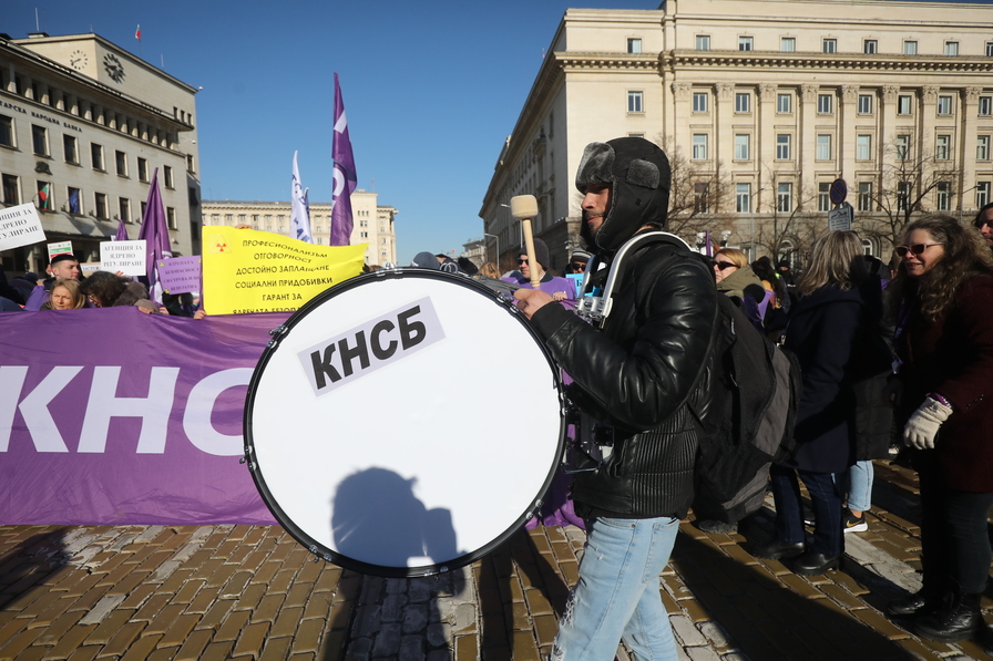 <p>КНСБ провежда протестна акция до сградата на Народното събрание под надслов &quot;Искаме видимо увеличение на заплатите с Бюджет 2025&quot;</p>