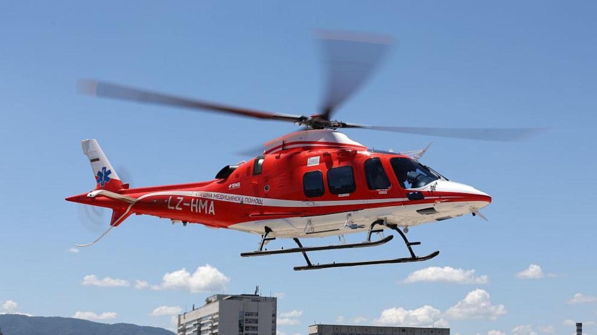 Въздушната линейка транспортира по въздух момиче в тежко състояние след