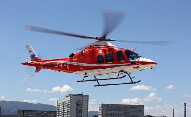 След тежка катастрофа: Медицинският хеликоптер транспортира тежко ранено момиче до 