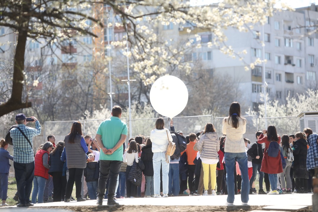 <p>Ден на отворените врати ще се състои днес в Националния институт по метеорология и хидрология - от 10.00 до 16.00 часа. Посетителите ще могат да научат как се измерват температурите, атмосферното налягане, влажността на въздуха и посоката на вятъра, как се изготвят прогнозите за времето и хидропрогнозите.</p>