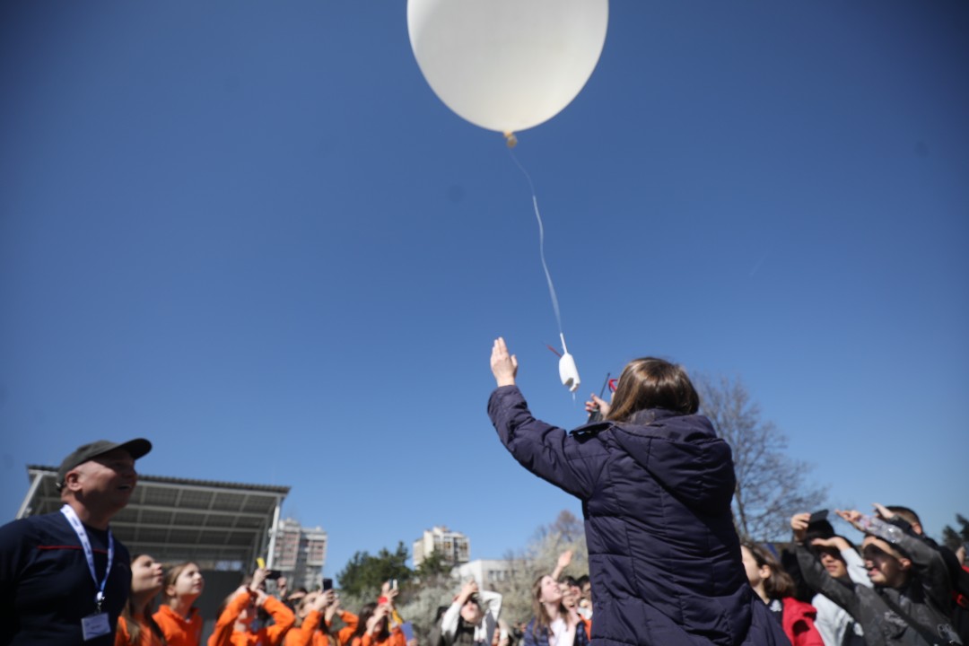 <p>Ден на отворените врати ще се състои днес в Националния институт по метеорология и хидрология - от 10.00 до 16.00 часа. Посетителите ще могат да научат как се измерват температурите, атмосферното налягане, влажността на въздуха и посоката на вятъра, как се изготвят прогнозите за времето и хидропрогнозите.</p>