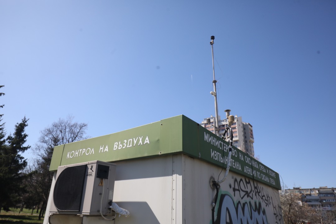 <p>Ден на отворените врати ще се състои днес в Националния институт по метеорология и хидрология - от 10.00 до 16.00 часа. Посетителите ще могат да научат как се измерват температурите, атмосферното налягане, влажността на въздуха и посоката на вятъра, как се изготвят прогнозите за времето и хидропрогнозите.</p>