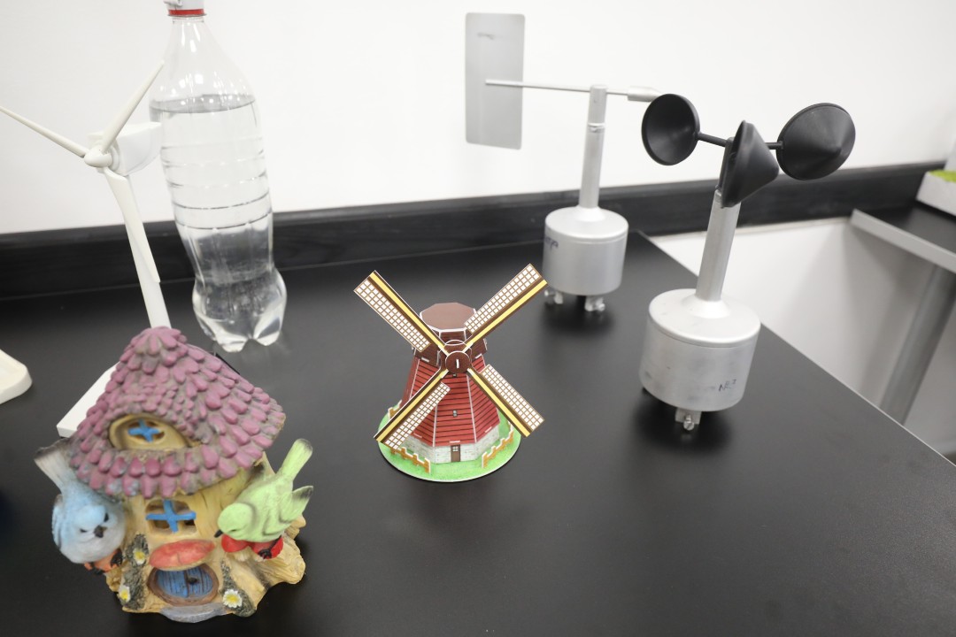 <p>Ден на отворените врати ще се състои днес в Националния институт по метеорология и хидрология - от 10.00 до 16.00 часа. Посетителите ще могат да научат как се измерват температурите, атмосферното налягане, влажността на въздуха и посоката на вятъра, как се изготвят прогнозите за времето и хидропрогнозите.</p>