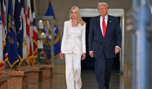 Пам Бонди с президента на САЩ Доналд Тръмп