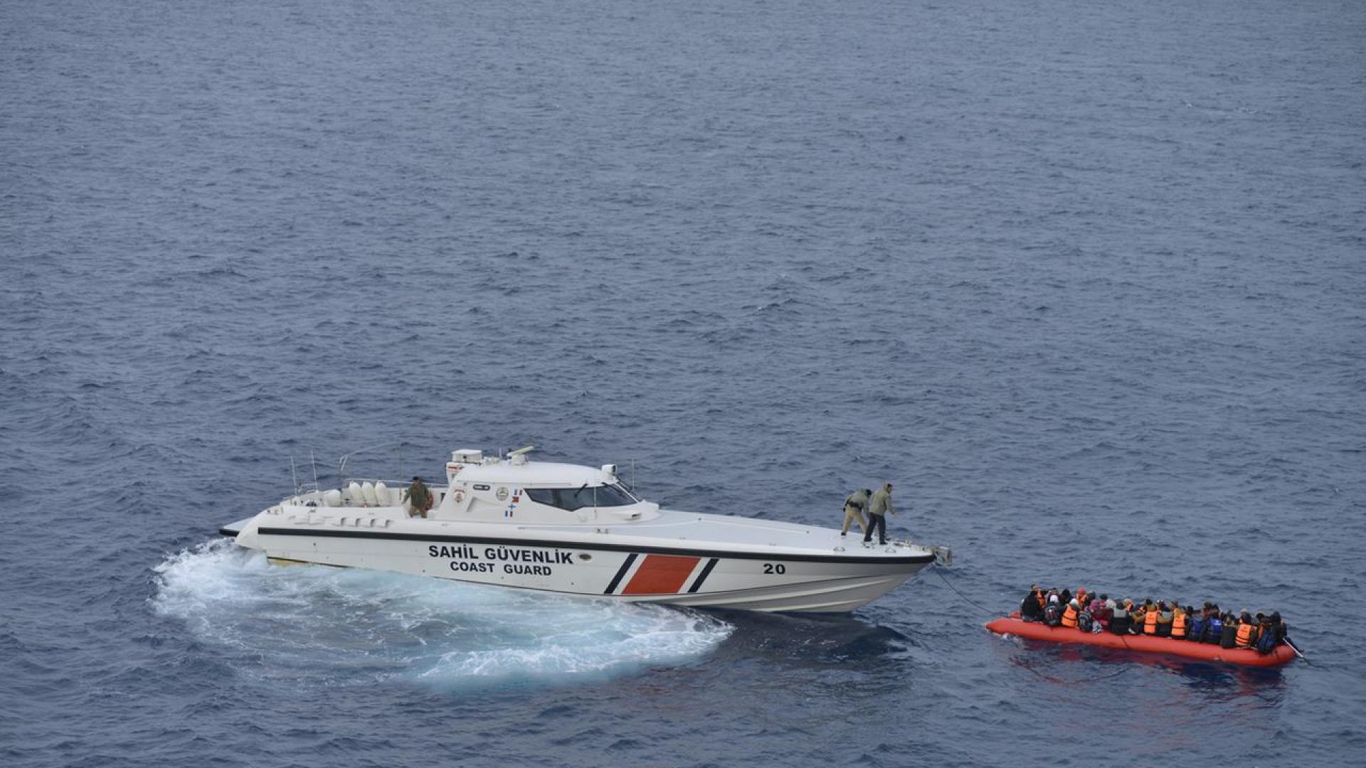 Гръцката брегова охрана е спасила 19 чужди граждани и е