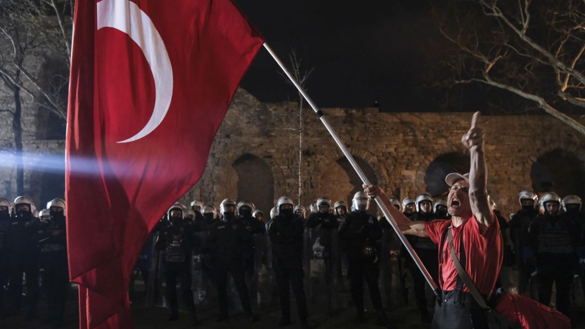 Хиляди хора в Турция излязоха за седма вечер на протести