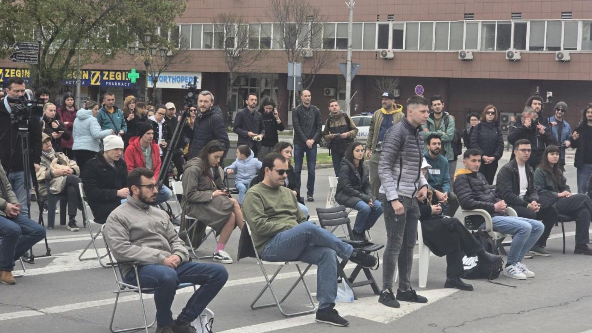 ВСкопие се провежда Народно събрание  пред сградата на едноименната държавна институция Докато