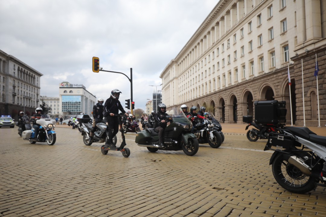 <p>Днес официално се дава стартът на мотосезона. Шествието тръгна от площад &bdquo;Княз Александър I&ldquo; тази сутрин с рев на мотори и рок музика и ще премине през основни булеварди по пътя си към резиденция &bdquo;Бояна&rdquo;.</p>