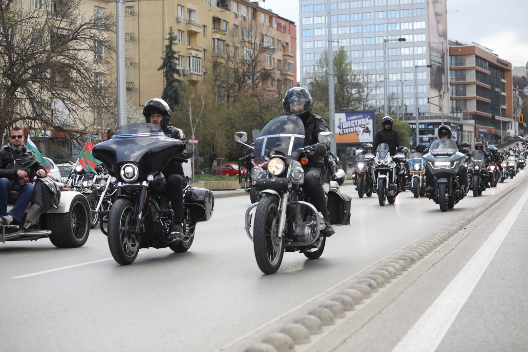 <p>Днес официално се дава стартът на мотосезона. Шествието тръгна от площад &bdquo;Княз Александър I&ldquo; тази сутрин с рев на мотори и рок музика и ще премине през основни булеварди по пътя си към резиденция &bdquo;Бояна&rdquo;.</p>