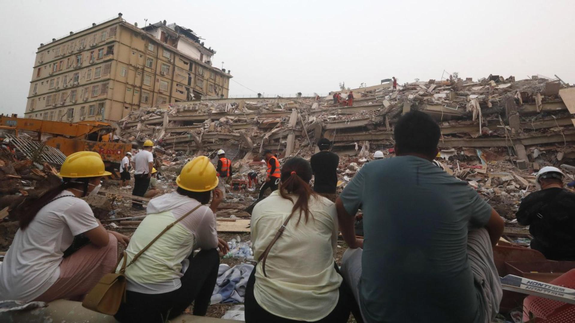 Вразвалините лежат разкъсани около 15 детски раници – от тях