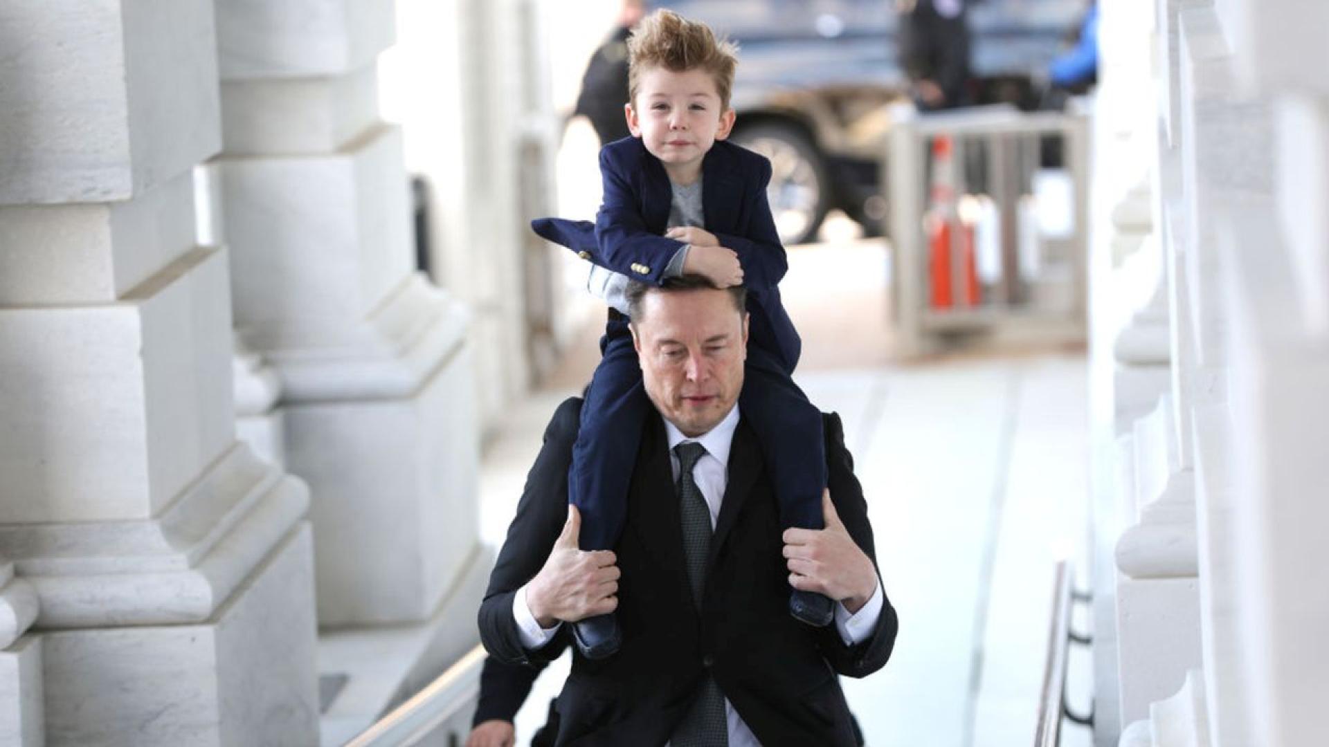 Ашли Сейнт Клер която твърди че е майка на едно