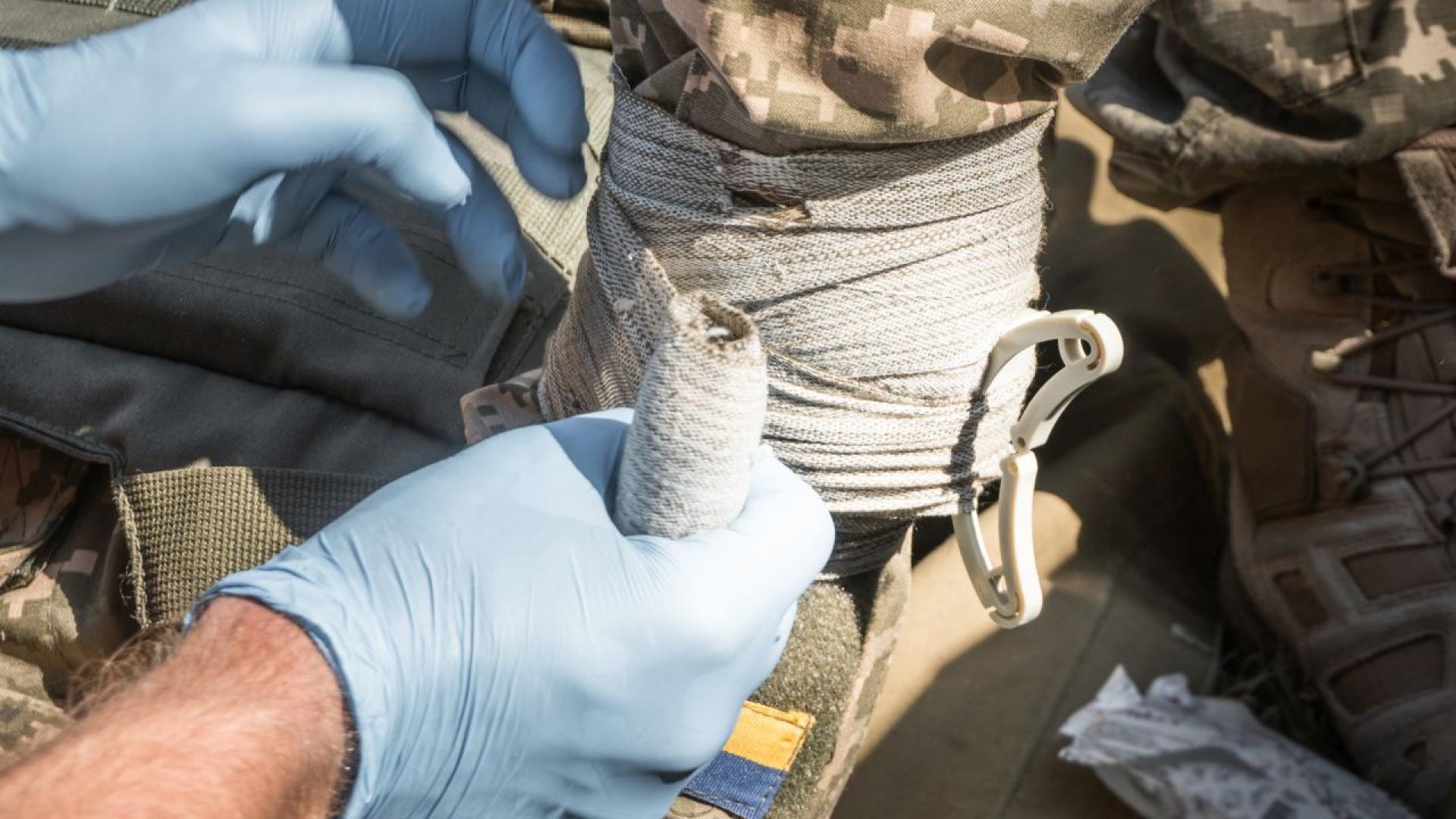 Вподземна военна болница в Източна Украйна медици се опитват да