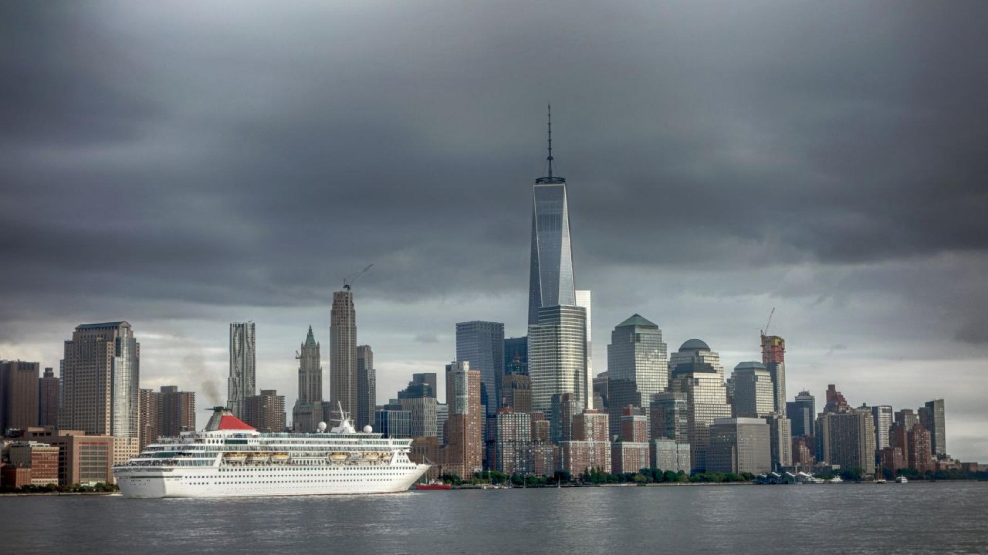 Повече от 230 пътници и членове на екипажа са се