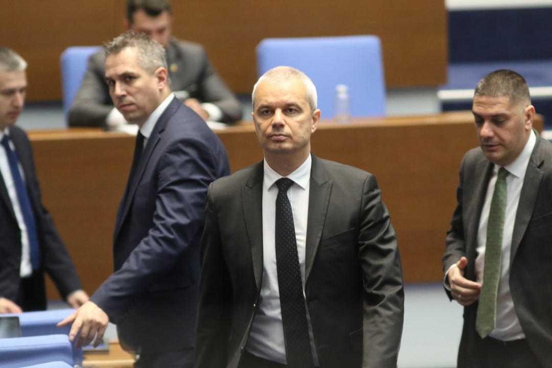 <p>Депутатите обсъждат вота на недоверие срещу кабинета &bdquo;Желязков&ldquo;.</p>