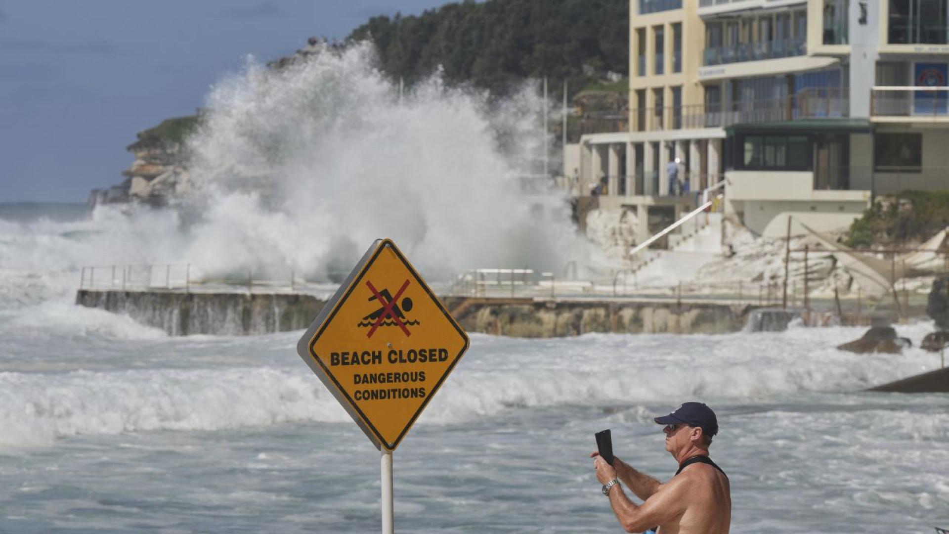 Сидни се събуди под ударите на разярения океан – огромни