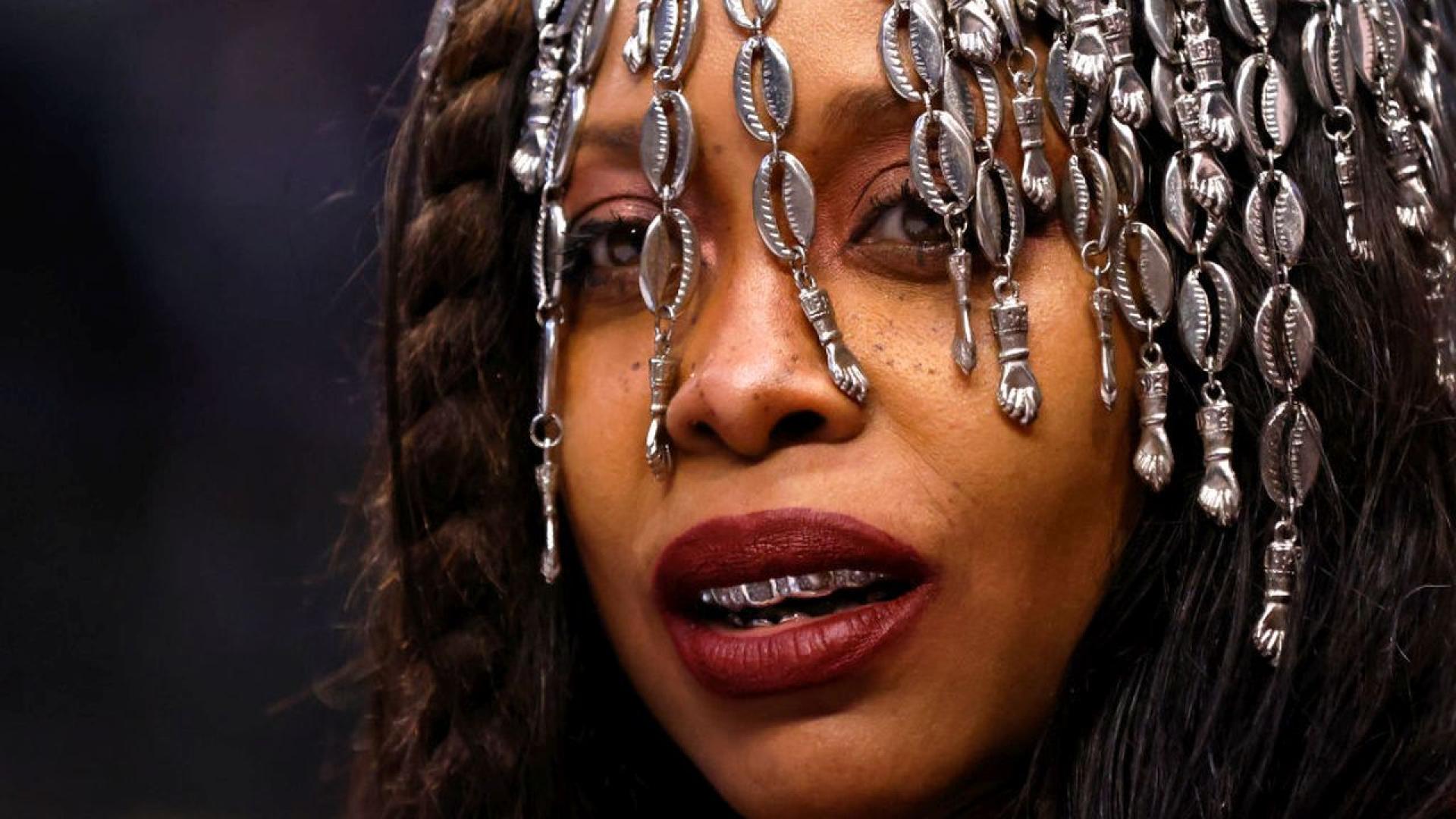 Всъбота скандалната изпълнителка Ерика Баду предизвика вълнение онлайн когато излезе на