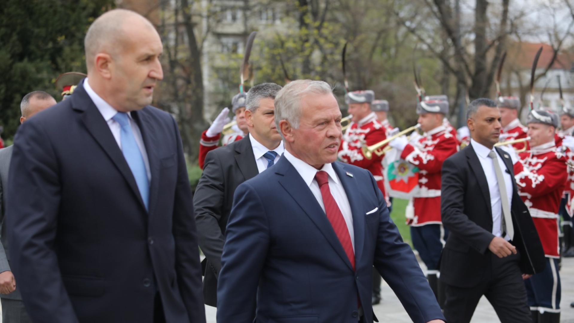 Държавният глава Румен Радев посрещна в сградата на президентската институция