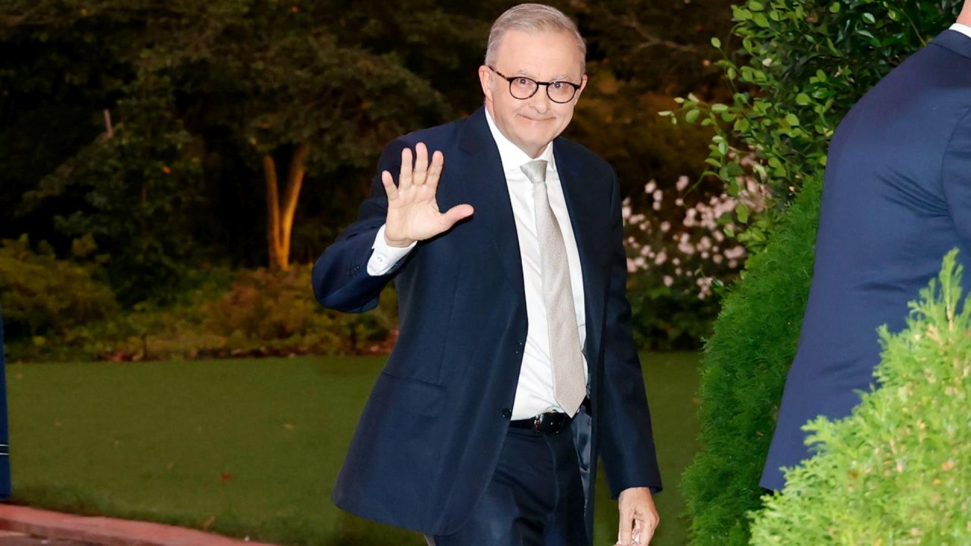 Премиерът на Австралия Антъни Албанезе изглежда падна от сцената в