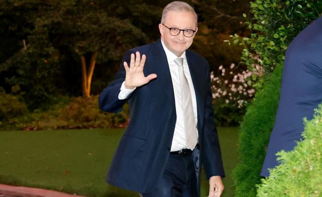 Премиерът на Австралия падна от сцена и каза: Бях сладък