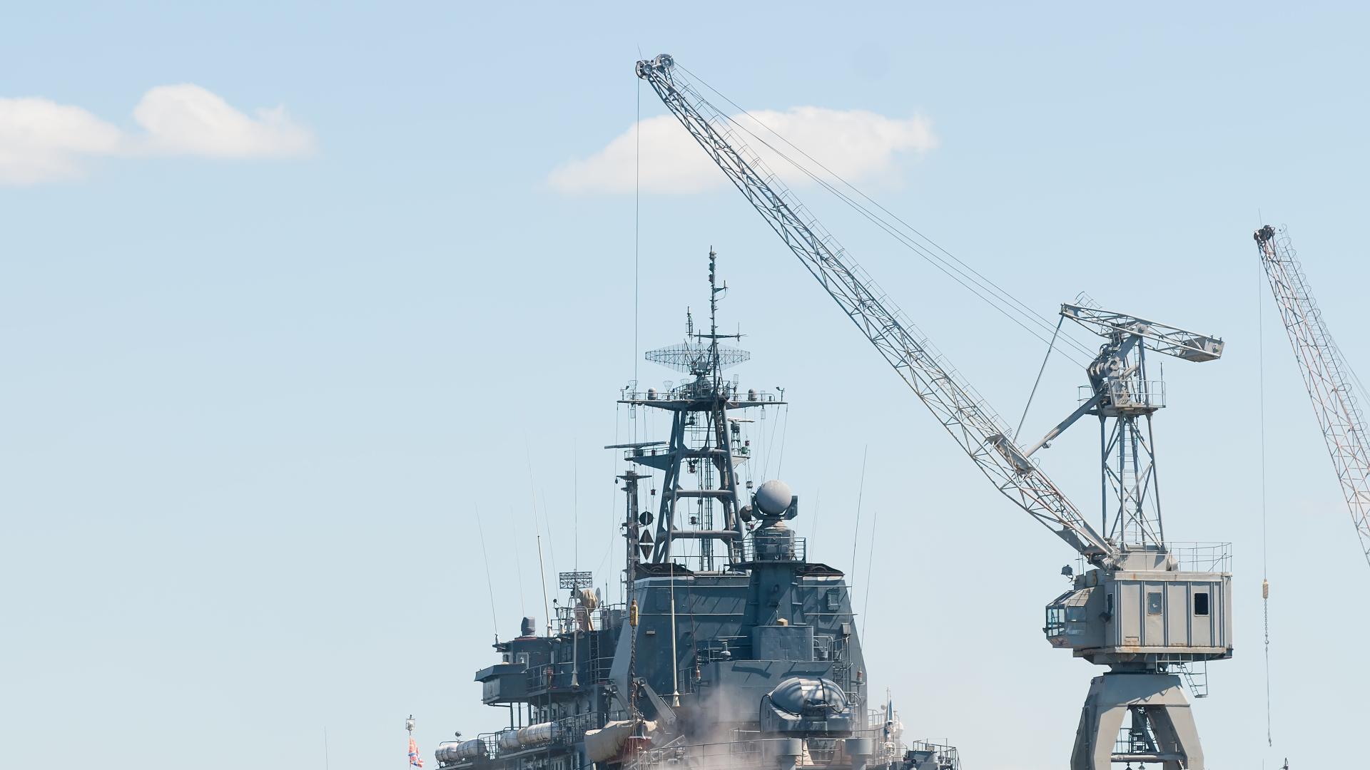 Русия строи огромен военен кораб в корабостроителницата в Керч който