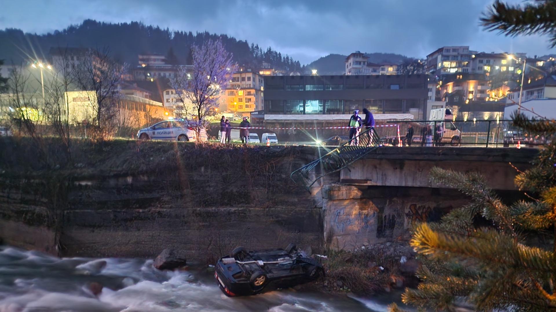 Пет момчета пътували в лек автомобил паднаха от подпорна стена