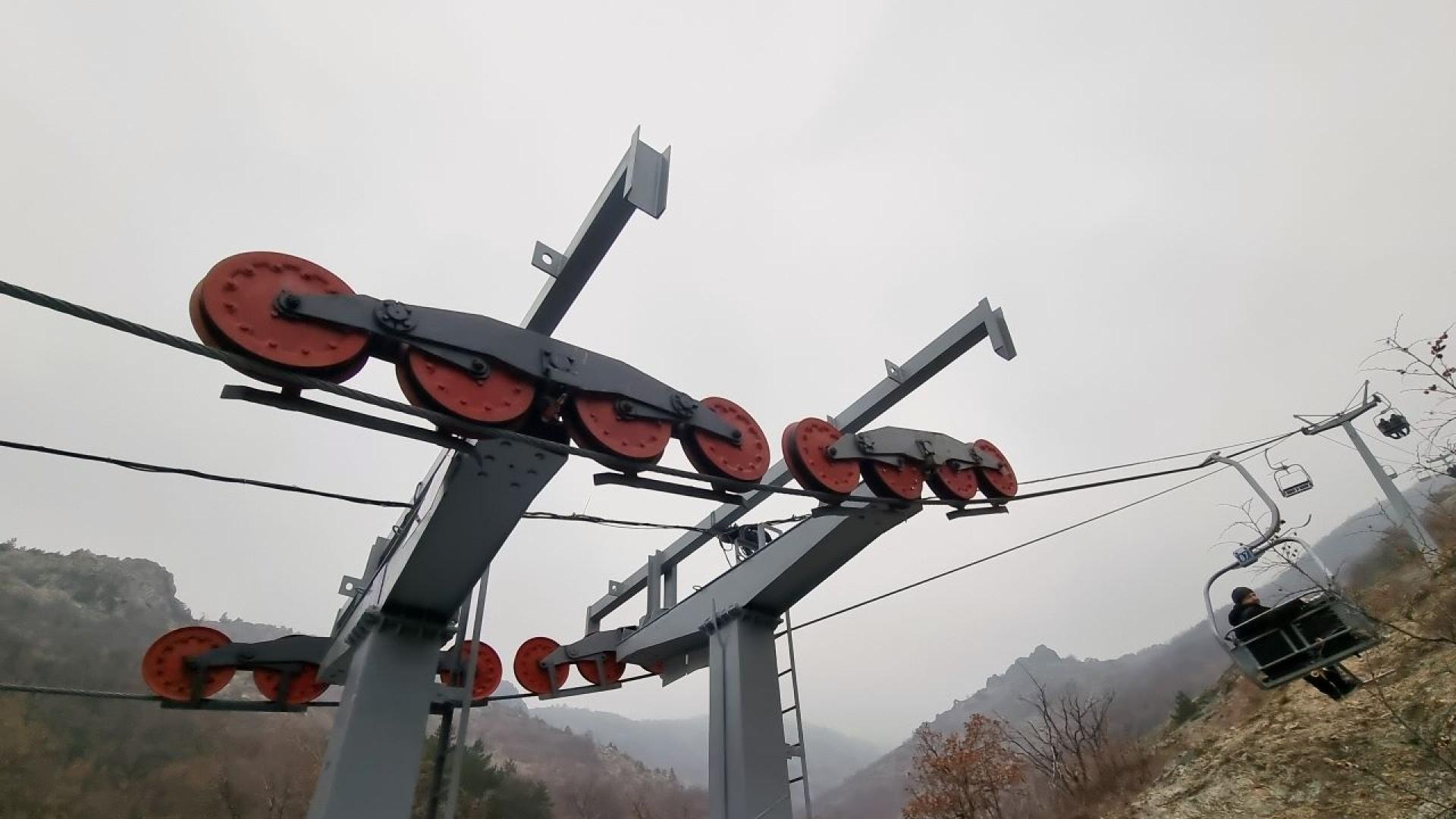 Двама души пострадаха при инцидент с лифта към местността Карандила