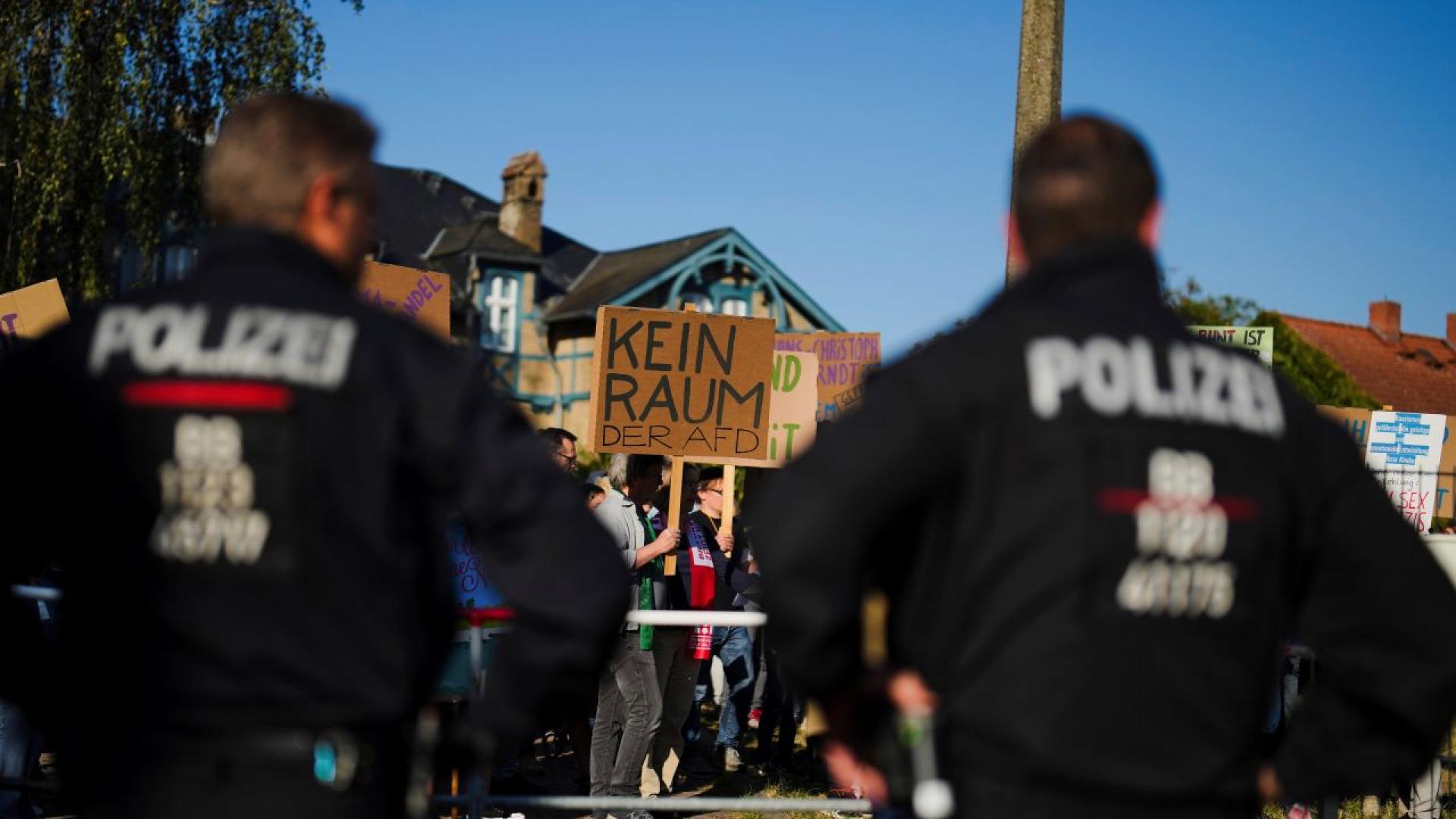 Телата на трима души бяха открити в германското село Вайтефелд