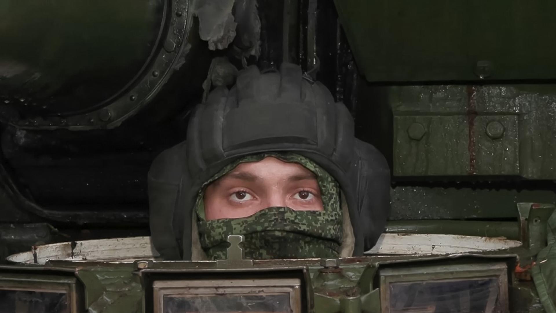 Русия усилено прехвърля оръжия и друго военно оборудване близо до