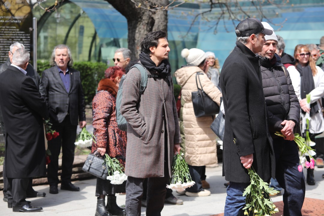 <p>Стотици творци, общественици и политици се събраха днес по обед в столичния храм &quot;Света София&quot;, за да си вземат последно сбогом с големия актьор Васил Банов. Той си отиде от този свят на 4 април на 78 години.</p>