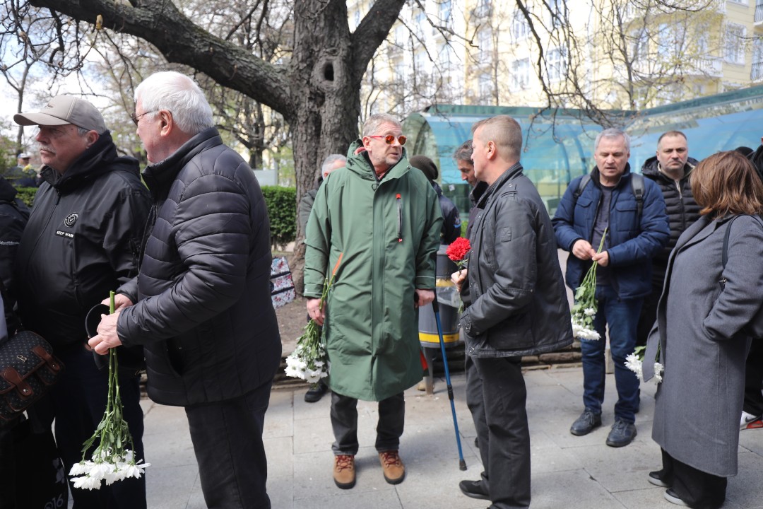<p>Стотици творци, общественици и политици се събраха днес по обед в столичния храм &quot;Света София&quot;, за да си вземат последно сбогом с големия актьор Васил Банов. Той си отиде от този свят на 4 април на 78 години.</p>