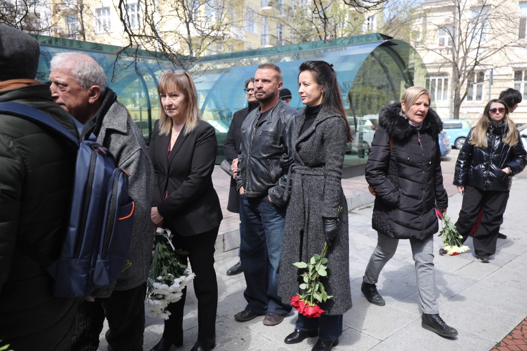 <p>Стотици творци, общественици и политици се събраха днес по обед в столичния храм &quot;Света София&quot;, за да си вземат последно сбогом с големия актьор Васил Банов. Той си отиде от този свят на 4 април на 78 години.</p>