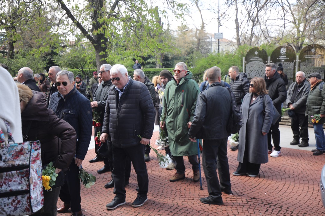 <p>Стотици творци, общественици и политици се събраха днес по обед в столичния храм &quot;Света София&quot;, за да си вземат последно сбогом с големия актьор Васил Банов. Той си отиде от този свят на 4 април на 78 години.</p>