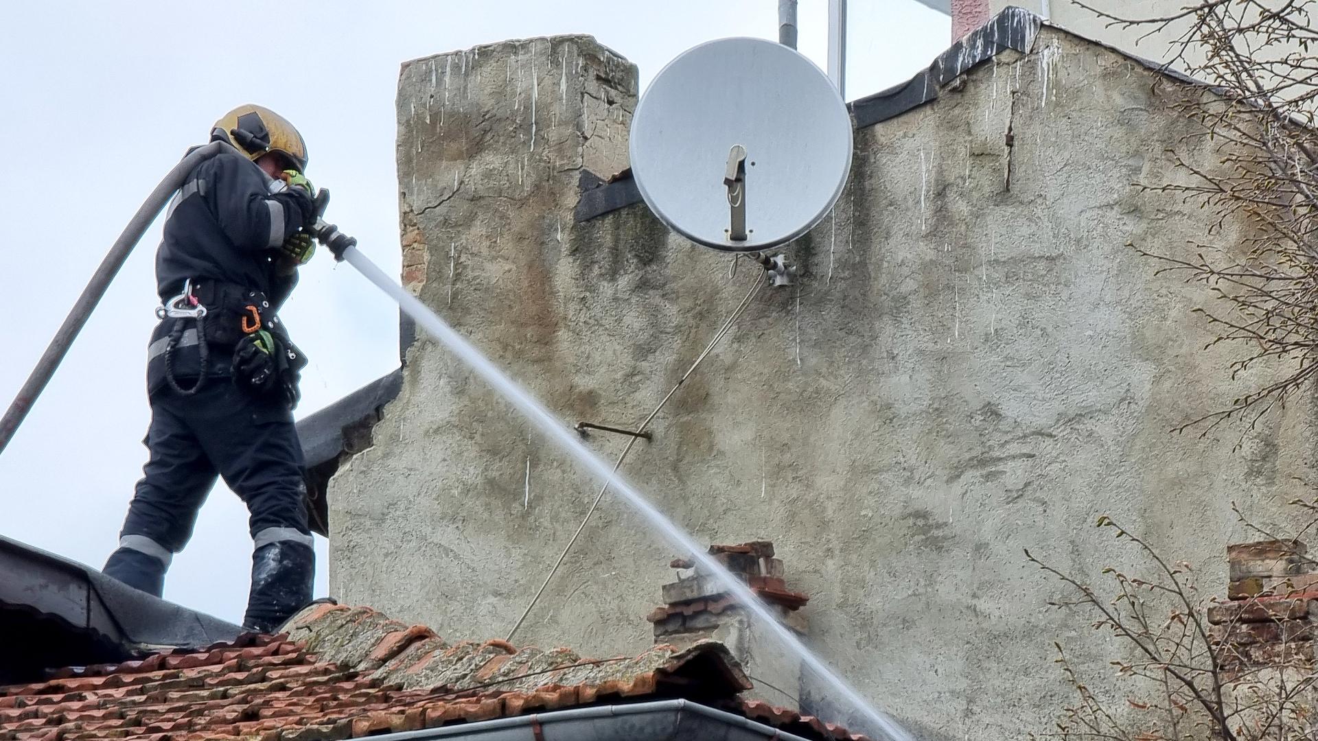 Жена на 59 години пострада при пожар в жилищна кооперация