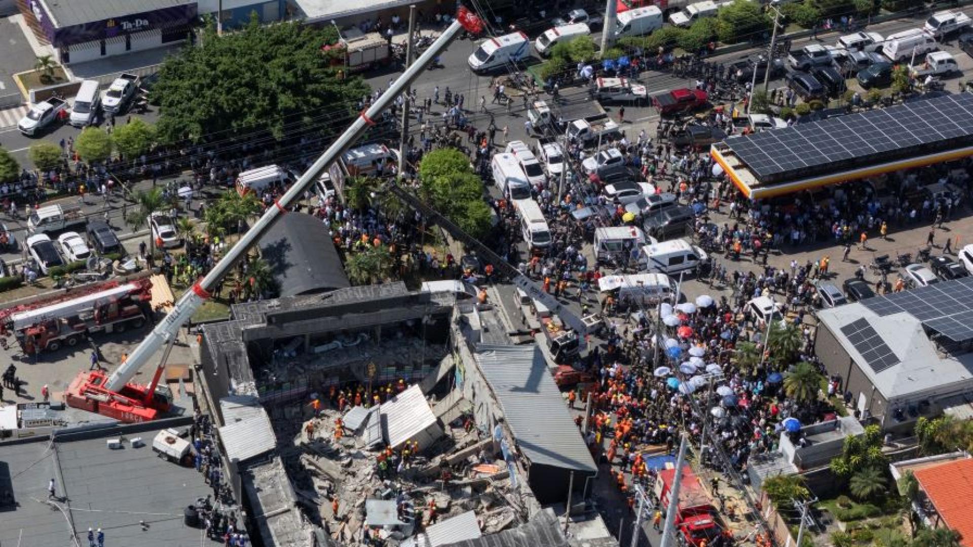 При катастрофалното рухване на покрива на нощен клуб в столицата