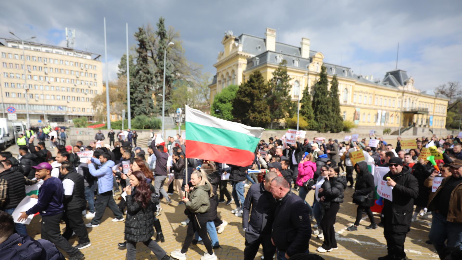 Протестът на ресторантьорите затвори днес центъра на София за около
