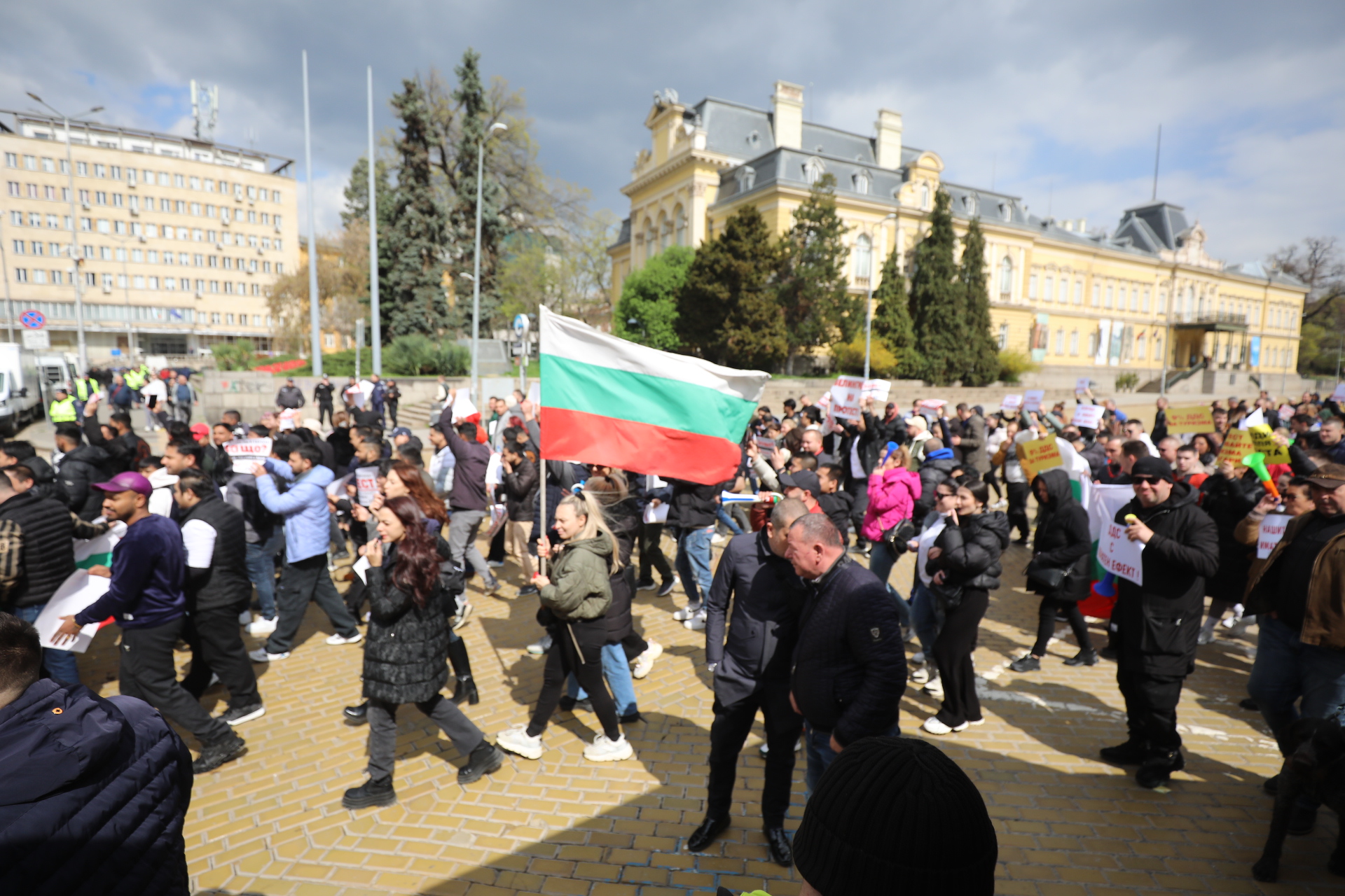 <p>Обединеният туристически бранш продължава с протестите срещу връщането на ставката от 9% ДДС за ресторантьорския сектор, която го поставя в неблагоприятна позиция спрямо държавите, с които се конкурираме в туризма. От 15 часа днес на площад &quot;Александър Батенберг&quot; в София ще се проведе националният протест, който ще продължи до 19 часа. Това съобщиха от Сдружение на заведенията в България. Те поясняват, че за този период заведенията в София ще затворят.</p>