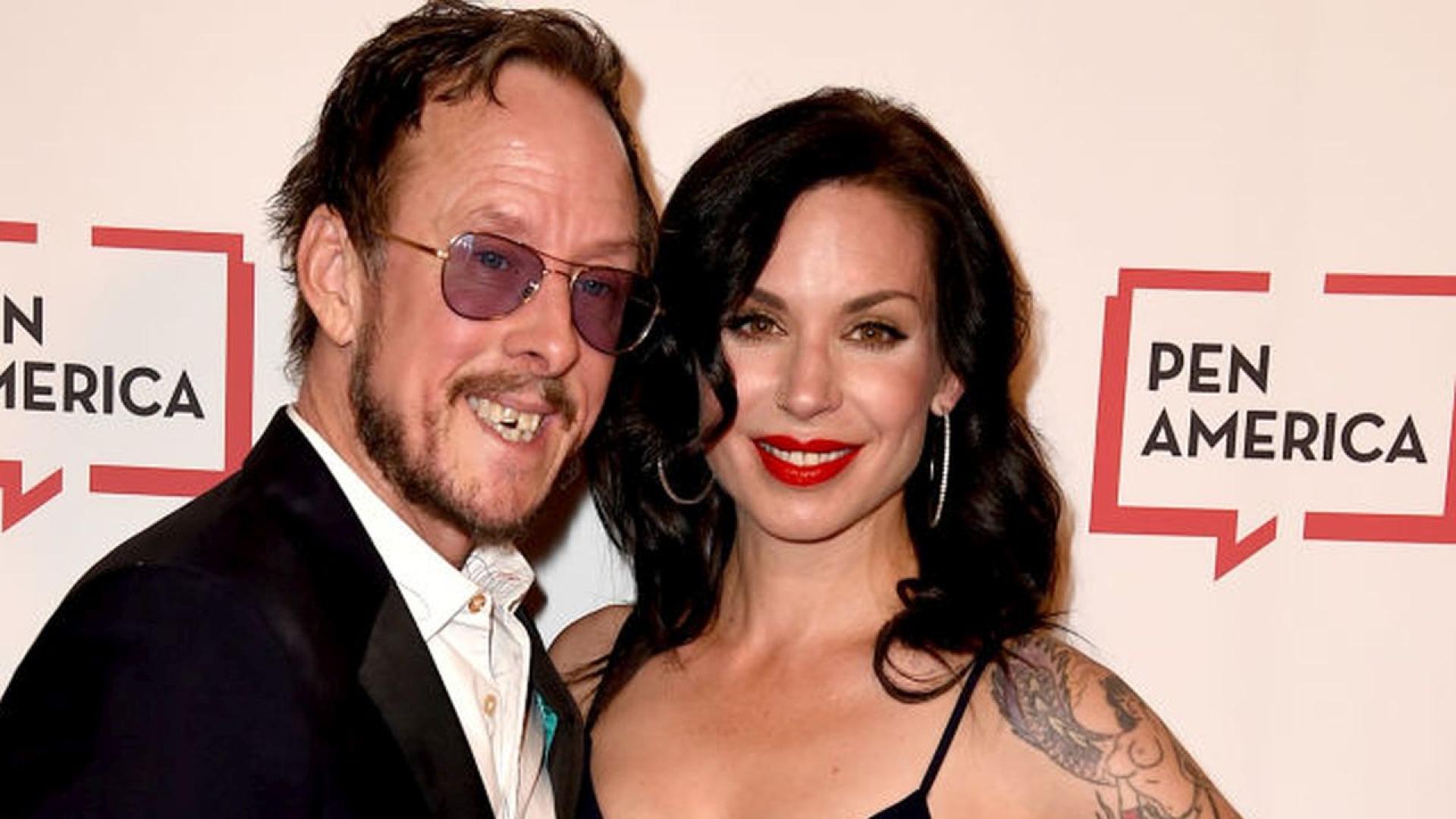 Съпругата на басиста на Weezer Скот Шринър – е простреляна