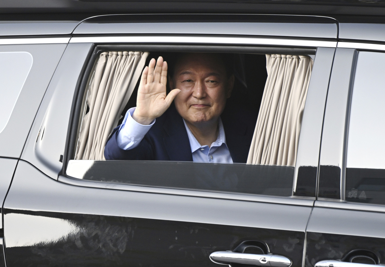 <p>Сваленият от власт президент на Южна Корея Юн Сук-йол напусна президентската резиденция в Сеул днес, седмица след като Конституционният съд на страната го отстрани от длъжност заради наложеното от него военно положение през декември миналата година, предаде Асошиейтед Прес.</p>