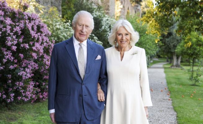 Крал Чарлз и кралица Камила показаха коледната си картичка за 2025 г.