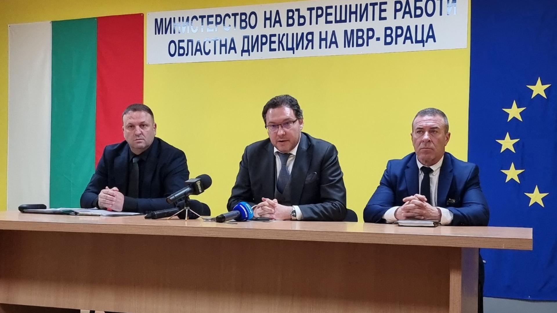 Вътрешният министър Даниел Митов иска полицаите да могат да свалят