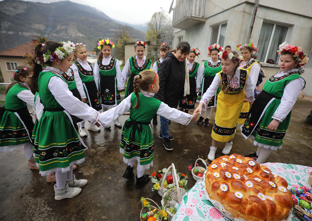 <p>На Лазаровден, малки лазарки в село Гара Бов обиколиха къщите за здраве.</p>