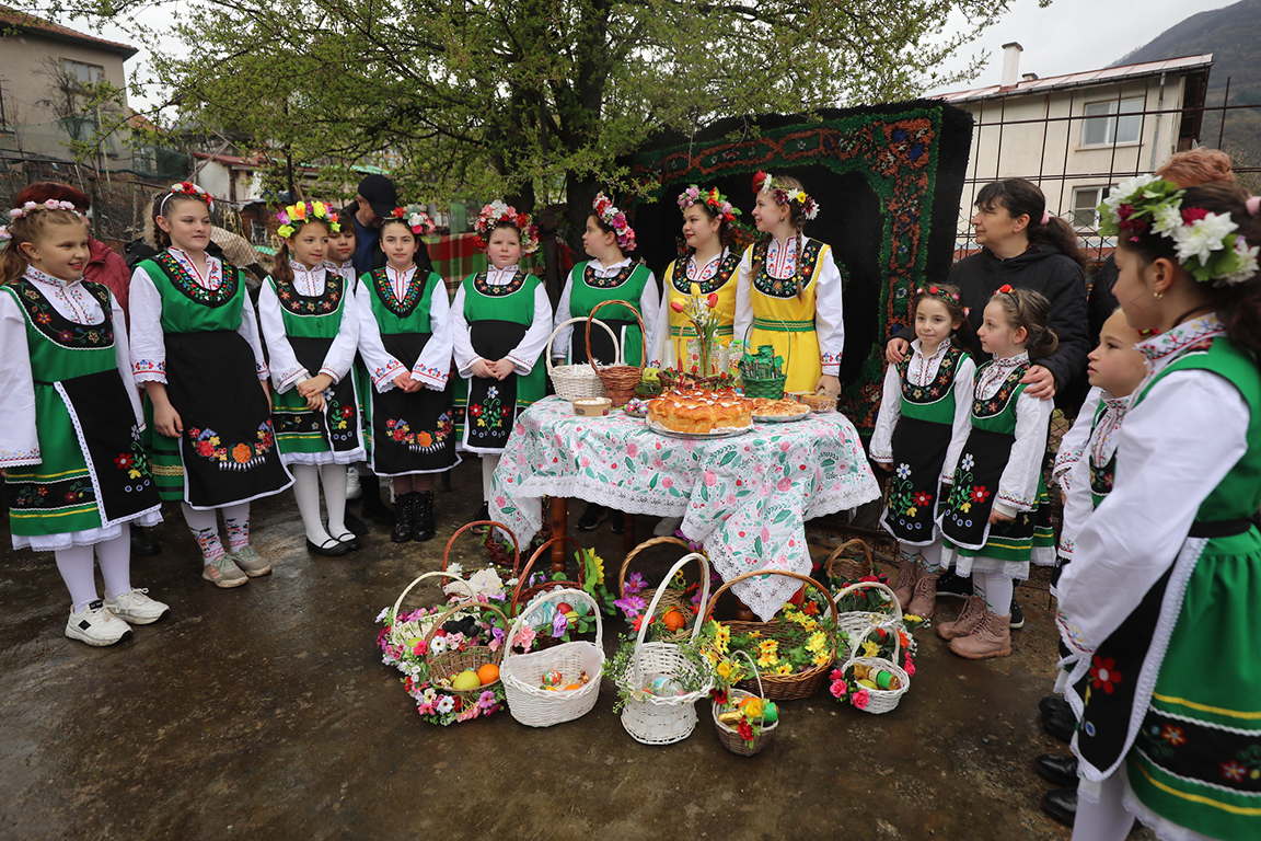 <p>На Лазаровден, малки лазарки в село Гара Бов обиколиха къщите за здраве.</p>