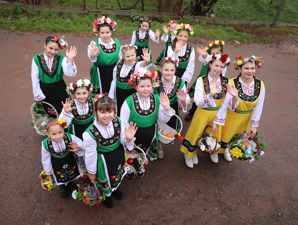 <p>На Лазаровден, малки лазарки в село Гара Бов обиколиха къщите за здраве.</p>