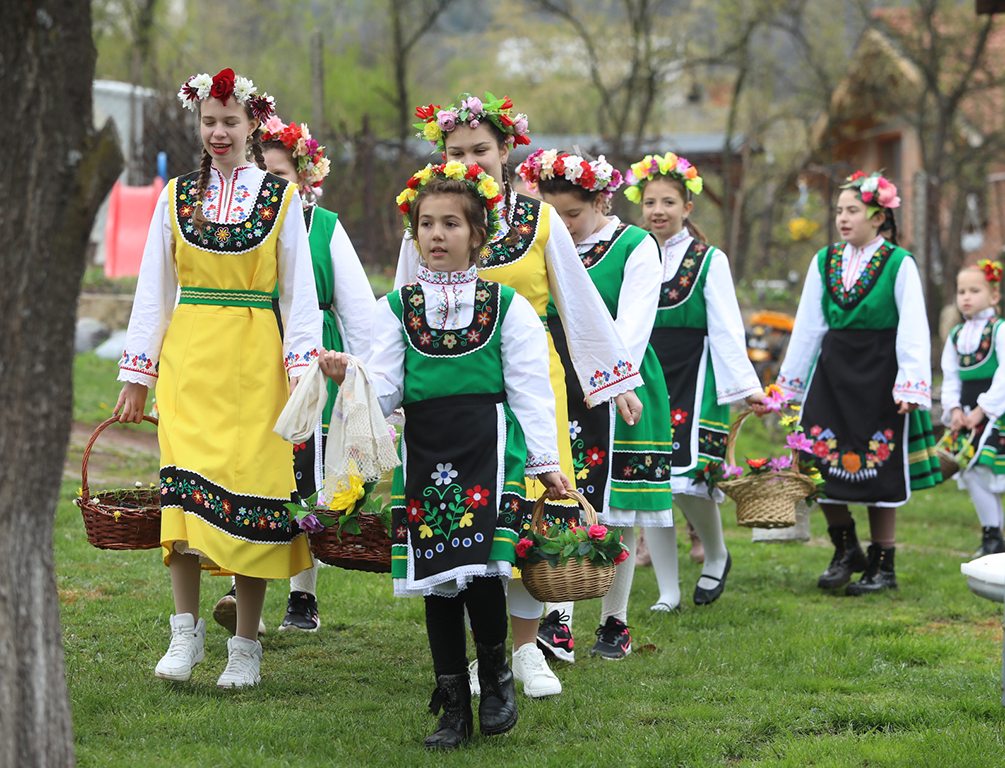<p>На Лазаровден, малки лазарки в село Гара Бов обиколиха къщите за здраве.</p>