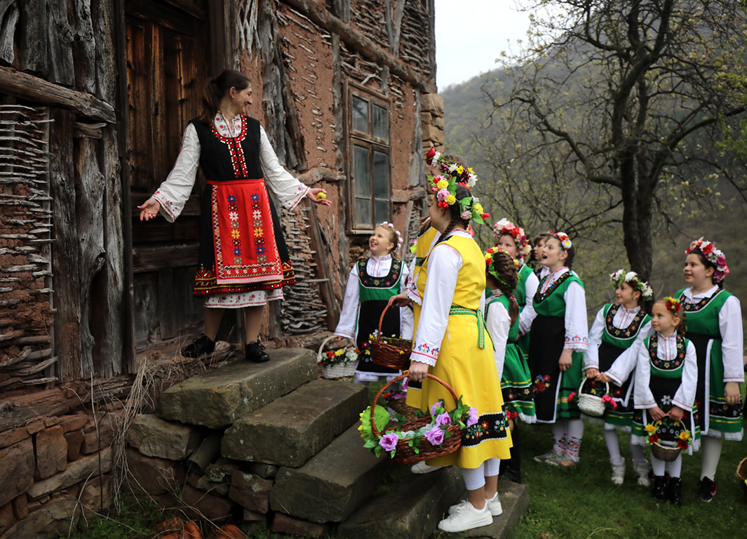 <p>На Лазаровден, малки лазарки в село Гара Бов обиколиха къщите за здраве.</p>