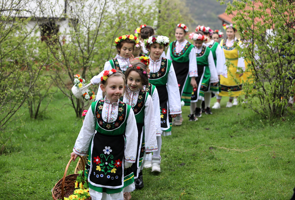 <p>На Лазаровден, малки лазарки в село Гара Бов обиколиха къщите за здраве.</p>